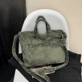 Moosgrüne Cord-Einkaufstasche mit Stickerei und verstellbarem Schultergurt für Damen - Grün