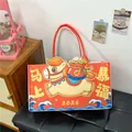 Bolso rojo del Año del Caballo 2026 con mascota festiva y letras de la buena suerte - Estilo Caballo Animado con Bolsa de Fortuna