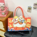 Bolso de fieltro rojo Año del Caballo 2026 con diseño de dibujos y asas rojas - Estilo Caballo Animado con Cuenco de Fortuna