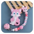Rosa Silikon-Schnullerkette mit Fuchs-Beißring und weißen Buchstabenperlen auf blauem Grund - Rosa Schmuckset