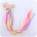 Sonaglino neonato in legno a forma di pony con campanelli e nastri colorati - Stile Pony