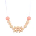 Collana da dentizione per neonati in silicone con fiori rosa e cordino sicuro - Pelle chiara