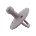 Neutrale taupe siliconen fopspeen met rond schild en ventilatieopeningen in zijprofiel - Taupe 15#