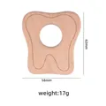 Beißring aus Naturbuchenholz in Zahnform mit glatten Kanten für Babys Griff - Zahn