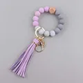Detail van kralenarmband sleutelhanger met lila siliconen kralen en leren kwastje - Lichtpaars