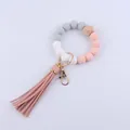 Details des Silikonperlen-Armbands mit Lederquaste und natürlicher Holzperle - Hellrosa