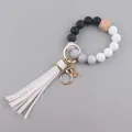 Siliconen kralenarmband sleutelhanger met marmertextuur, houten kraal en witte kwast - Wit