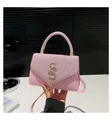 Dettaglio della borsa rosa con patta in strass e logo metallico SS dorato con nappa - Rosa