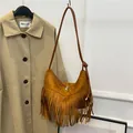 Vintage καφέ τσάντα hobo από σουέντ με κρόσσια και ρυθμιζόμενο λουράκι ώμου με κόμπο - Καφέ
