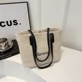 Zomerse geweven tote bag in crème stro met borduursel en zwarte riemen - Zwart