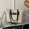 Sac cabas en paille tressée beige avec fines lanières noires et écusson en cuir - Noir