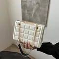Bolso bandolera blanco acolchado con cadena dorada y estilo de moda minimalista - Blanco