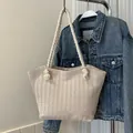 Elegante borsa tote in paglia intrecciata color crema con manici in corda estiva - Bianco Sporco