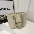 Chique crème geweven strooien draagtas met lichtgroene hengsels en Summer-borduur - Groen