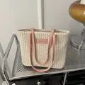 Sac cabas minimaliste en paille avec anses en cuir rose et logo brodé - Rose