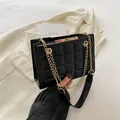 Bolso de hombro negro acolchado con cadena dorada y acabado de piel rugosa - Negro