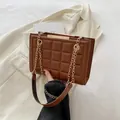 Bolso bandolera acolchado marrón con cadena dorada y barra metálica para mujer - Marrón
