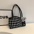 Modieuze zwart-wit geruite tote bag met lederen handvatten en een decoratieve sjaal - Zwart