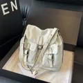 Zaino in nylon bianco crema con tasche anteriori con fibbia e coulisse interna - Grigio