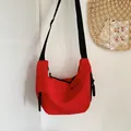 Bolso bandolera rojo ligero estilo media luna con correa negra ajustable de nylon duradero - Rojo