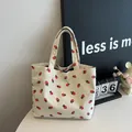 Chique corduroy shopper met aardbeienprint, ideaal voor dagelijks gebruik en naar kantoor - Wit