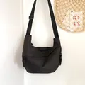 Bolso hobo media luna negro minimalista con correa ancha ajustable y cierre de cremallera - Negro