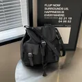 Zaino versatile in tela nera con design multi-tasca e spallacci regolabili - Nero