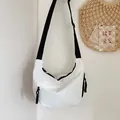 Bolso bandolera de nailon blanco tipo media luna con correa negra ajustable y deportiva - Blanco