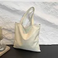 Schicke cremeweiße Leder-Tragetasche mit geometrischem Muster und Doppelriemen - Weiß