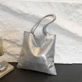 Silberne Tragetasche mit Lychee-Struktur und geometrischem Patchwork-Design - Silber