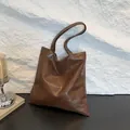 Klassische dunkelbraune Tragetasche mit Karomuster, Patchwork-Nähten und breitem Gurt - Braun