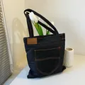 Grand sac cabas en denim bleu marine avec étiquette en cuir marron et coutures oranges - Noir