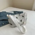 Borsa a spalla bianca con motivo a rose nere e tracolla in tessuto regolabile - Bianco