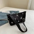 Borsa tote nera con stampa floreale a rose e tracolla in nylon regolabile nera - Nero