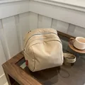 Minimalistischer beiger Nylon Rucksack mit Metallreißverschluss für den täglichen Weg - Khaki