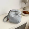 Borsa a tracolla compatta in nylon grigio chiaro con design a pieghe e zip argento - Azzurro