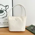 Sac à bandoulière froncé beige chic avec étiquette triangulaire pour femme - Blanc Cassé