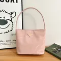 Sac à main plissé rose clair avec logo triangulaire tendance pour un style féminin chic - Rose