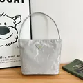 Sac à main gris argenté à texture froissée avec logo triangle et bandoulière - Argent
