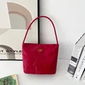Sac à bandoulière rouge élégant pour femme avec plaque logo triangle et texture nylon - Bordeaux
