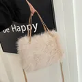 Detailansicht der beigen Kunstpelz-Tasche mit braunen Ledergriffen und Schultergurt - Khaki