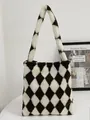 Detail van zachte pluche shopper met een bruin en wit geblokt patroon van imitatiebont - Beige