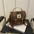 Borsa a mano vintage in lana a quadri marrone con patch orso e finiture in pelle - senza ciondolo / Marrone