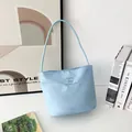 Borsa tote in nylon azzurro con ricamo Love and Fearless e spalline sottili - Azzurro Chiaro (fondo Ispessito Con Lettere) / Grande Formato - (fondo Ispessito Con Lettere)