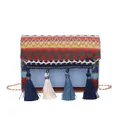 Etnische crossbody tas met kleurrijk weefpatroon, blauwe kwastjes en gouden ketting - Blauw
