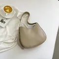 Chique kaki hobo zadeltas met brede schouderband van zacht en minimalistisch leer - Khaki
