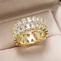 Macro-opname van gouden eternity ring met dubbele rij sprankelende peergeslepen kristallen - US 5 / Goud