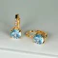 Dettaglio orecchino a cerchio dorato con grande zircone blu e piccoli diamanti - Oro Con Zirconia Blu Acqua