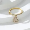 Elegante vergulde ring met hartvormige hanger en witte zirkoon op een witte standaard - US 6 / Goud met witte steen