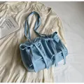 Sac fourre-tout bleu clair à nœuds avec grandes poches sur une robe élégante - Bleu